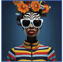 Vrouw met zebra make-up, zonnebril en bloemhoofddeksel