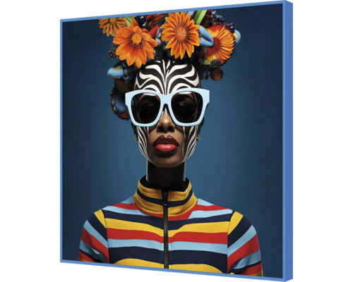 Decoratieve muurafbeelding met een vrouw met bloemenhoofddeksel en gestreepte gezichtsverf