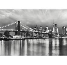 Zwart-witfoto van de Brooklyn Bridge en de skyline van New York bij nacht