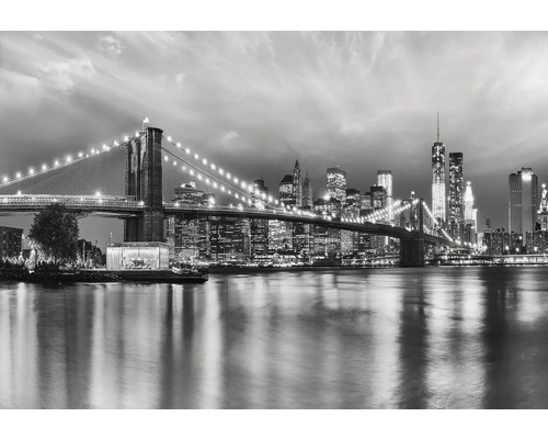Zwart-witfoto van de Brooklyn Bridge en de skyline van New York bij nacht