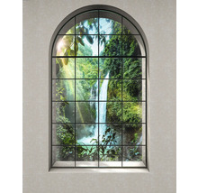 Decoratief raam met uitzicht op een waterval