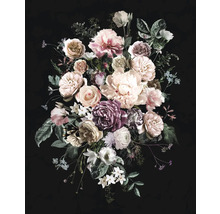 Bloemstuk met rozen, pioenen en andere bloemen op een donkere achtergrond