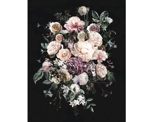 Bloemstuk met rozen, pioenen en andere bloemen op een donkere achtergrond