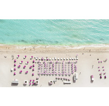 Luchtfoto van een strand met ligstoelen en parasols