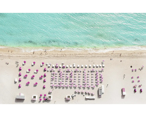 Luchtfoto van een strand met ligstoelen en parasols