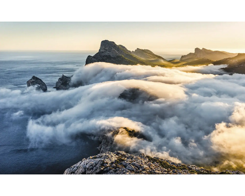 Landschap met bergen, zee en wolken