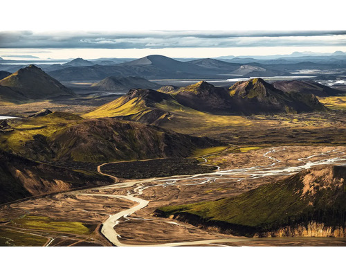 Landschapsbeeld met bergen en rivier