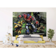 Kinderkamer met Transformers muurschildering boven een geel bed