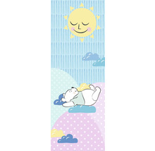 Illustratie van een slapende beer op wolken onder een lachende zon