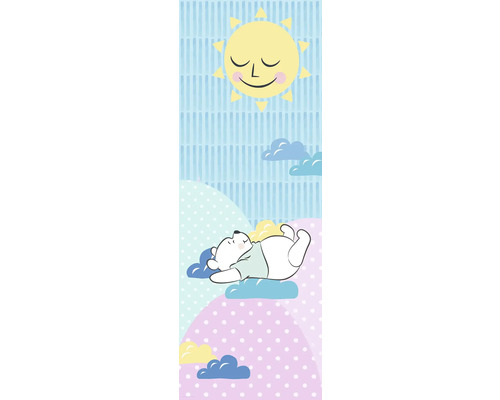 Illustratie van een slapende beer op wolken onder een lachende zon