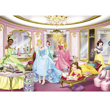 Scène met verschillende Disneyprinsessen in een kamer