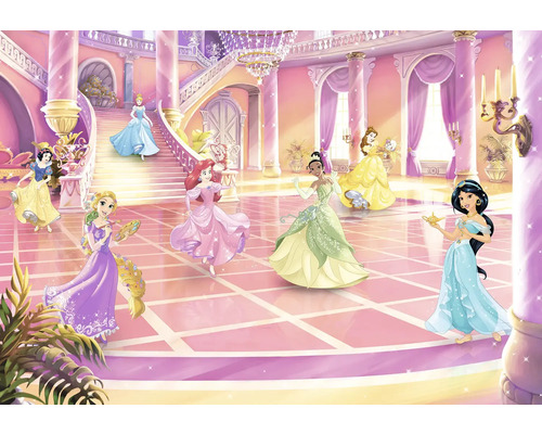 Illustratie met meerdere Disneyprinsessen in een balzaal
