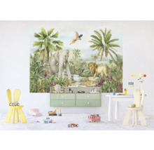 Kinderkamer met junglebehang met een olifant, leeuw en tropische planten