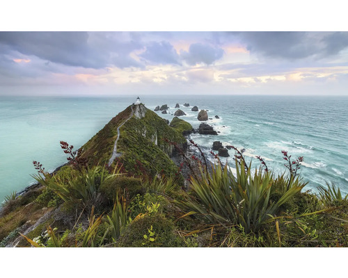 KOMAR Fotobehang vlies SHX9-127 Wanderlust - Stefan Hefele The Nuggets 450x280 cm Landschapsbeeld van een heuvel met een vuurtoren aan zee onder een bewolkte hemel