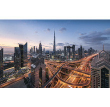 Skyline van Dubai met wolkenkrabbers en verlichte snelwegen in de schemering