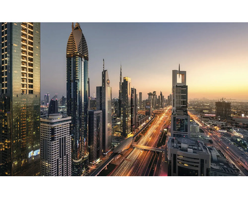 KOMAR Fotobehang vlies SHX9-118 Wanderlust - Stefan Hefele Level 43 450x280 cm Panoramische opname van de skyline van Dubai met verlichte wolkenkrabbers en wegverkeer in de schemering.