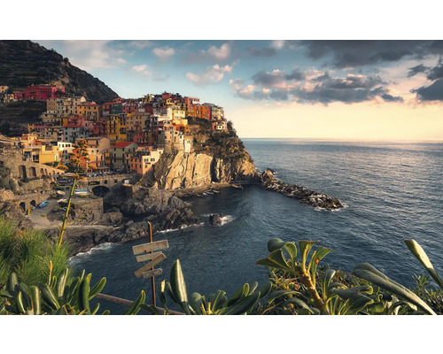 KOMAR Fotobehang vlies SHX9-089 Wanderlust - Stefan Hefele The Village 450x280 cm Panoramisch uitzicht op een kustplaats op een klif met uitzicht op de zee