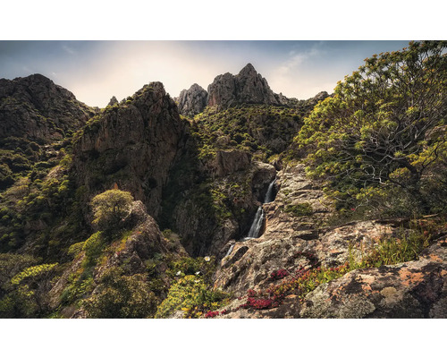 KOMAR Fotobehang vlies SHX9-075 Wanderlust - Stefan Hefele Rainbow Lands 450x280 cm Berglandschap met rotsen en waterval