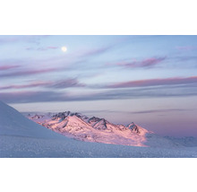 Sneeuwbedekt berglandschap onder een maan