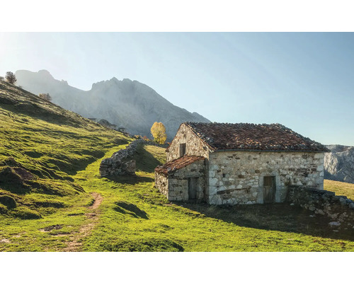 KOMAR Fotobehang vlies SHX9-068 Wanderlust - Stefan Hefele Picos de Europe Alm 450x280 cm Steenhuis in een groen landschap met bergen