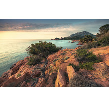 Kustlandschap met rotsen en uitzicht op zee