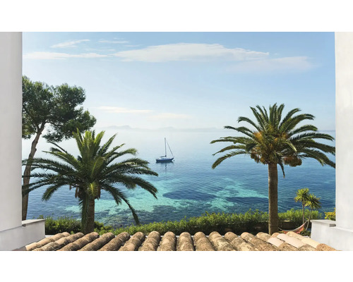 KOMAR Fotobehang vlies SHX9-065 Wanderlust - Stefan Hefele Paradise View 450x280 cm Uitzicht vanaf het dak met dakpannen op de zee met zeilboot en palmbomen