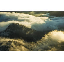 Landschap met wolken boven berg