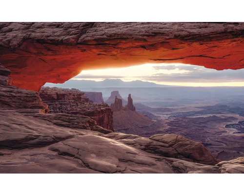 KOMAR Fotobehang vlies SHX9-058 Wanderlust - Stefan Hefele Mesa Arch 450x280 cm Rotsformatie met uitzicht op een uitgestrekt landschap.