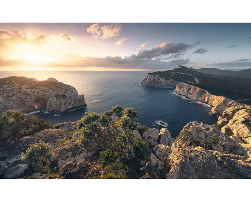 KOMAR Fotobehang vlies SHX9-057 Wanderlust - Stefan Hefele Mediterranean Spectacle 450x280 cm Rotsachtig kustlandschap met uitzicht op zee bij zonsopgang