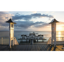 Seebrücke Sellin met verlichting en reling op de voorgrond