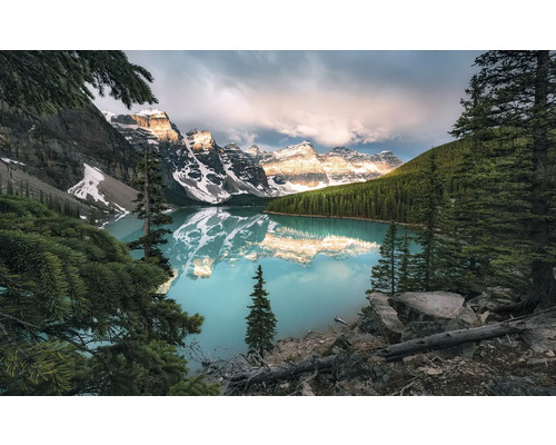 KOMAR Fotobehang vlies SHX9-054 Wanderlust - Stefan Hefele Magic Moraine Morning 450x280 cm Bergmeer omgeven door besneeuwde bergtoppen en naaldbomen