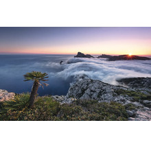 Landschap met uitzicht op zee, bergen en wolken