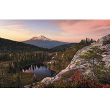 Berglandschap met meer en beboste heuvels