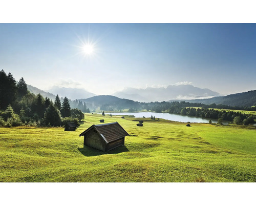KOMAR Fotobehang vlies SHX9-009 Wanderlust - Stefan Hefele Mountainmeadow Karwendel 450x280 cm Landschap met weiland, meer en houten huisjes