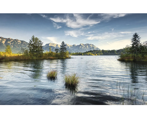 KOMAR Fotobehang vlies SHX9-004 Wanderlust - Stefan Hefele At the end of the day 450x280 cm Merengebied met bomen en bergen op de achtergrond