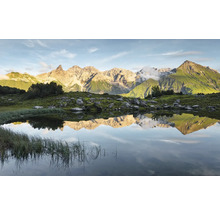 Berglandschap met meer en bergreflectie