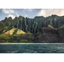Kustlandschap met bergen, strand en zee