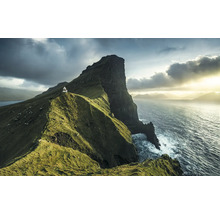 Landschap met vuurtoren op een groene heuvel aan zee
