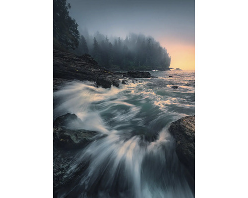 KOMAR Fotobehang vlies SHX4-129 Wanderlust - Stefan Hefele Cry of the Sea 200x280 cm Kustlandschap met rotsen en bomen in de mist