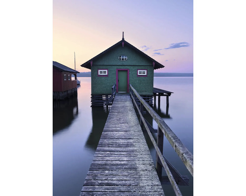 KOMAR Fotobehang vlies SHX4-019 Wanderlust - Stefan Hefele The green boathouse 200x280 cm Houten loopbrug leidt naar een gebouw op het water.