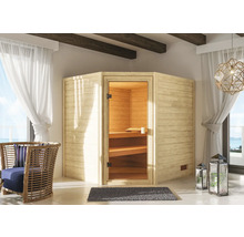 Interieurweergave met een houten sauna, een rotan stoel en decoratieve lantaarns.