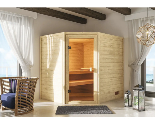 Interieurweergave met een houten sauna, een rotan stoel en decoratieve lantaarns.