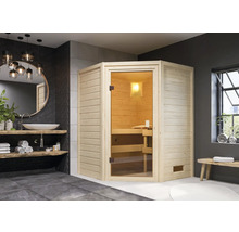 Badkamer met houten sauna, wastafel en spiegel