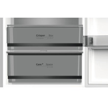 Interieur van een koelkast met groentelade en Care+ Space-compartiment