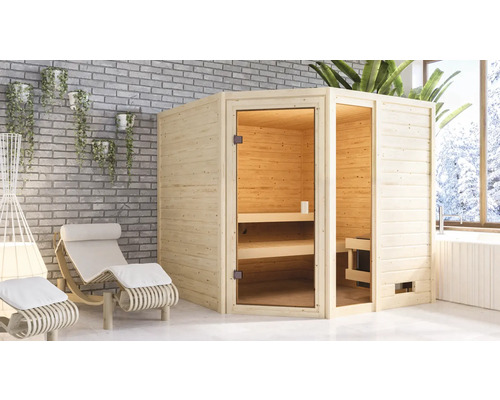 Interieurfoto van een houten sauna met glazen voorkant naast ligstoelen in een lichte ruimte