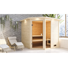 Houten sauna met glazen deur en ligstoelen in een lichte ruimte