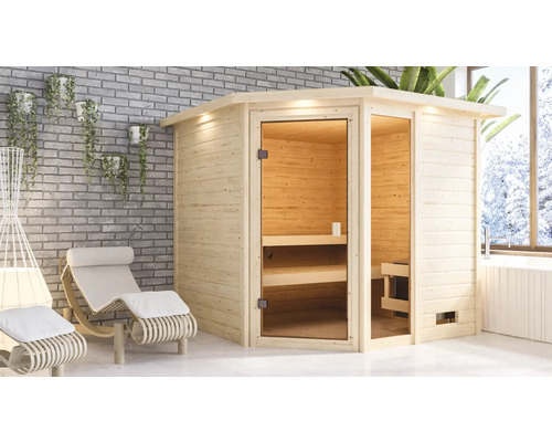 Houten sauna met glazen deur en ligstoelen in een lichte ruimte