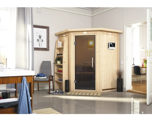 Houten sauna met glazen deur in een lichte badkamer.