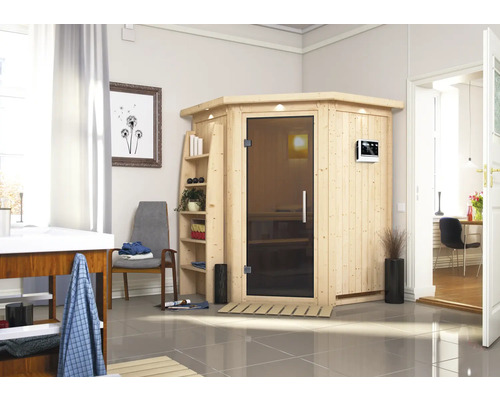 Houten sauna met glazen deur en bedieningspaneel in een lichte badkamer