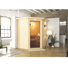 Houten sauna met glazen deur in een lichte woonkamer.